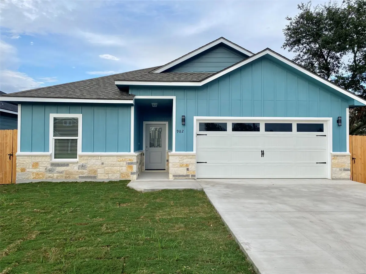 982 S Navarro St, Giddings, TX 78942 - #1