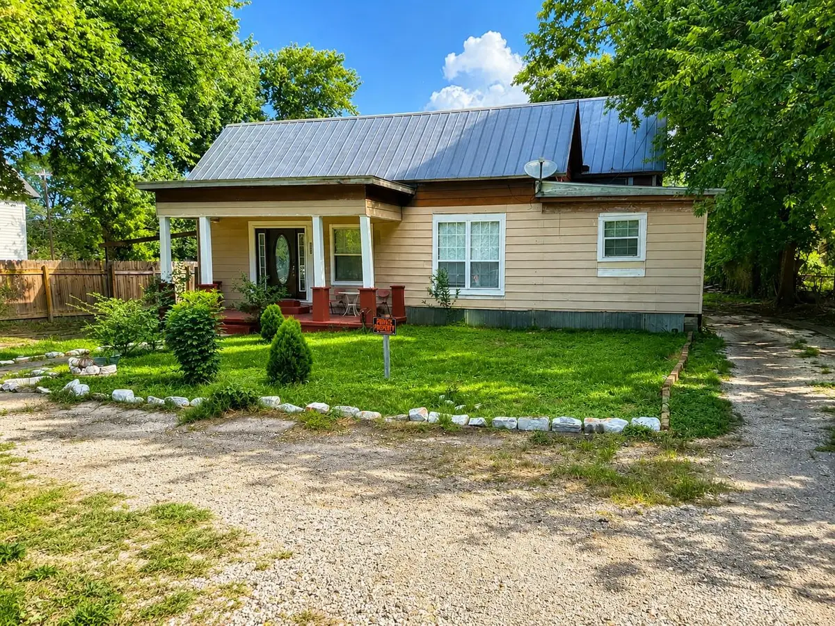328 W Pietzsch St, Bartlett, TX 76511 - #1