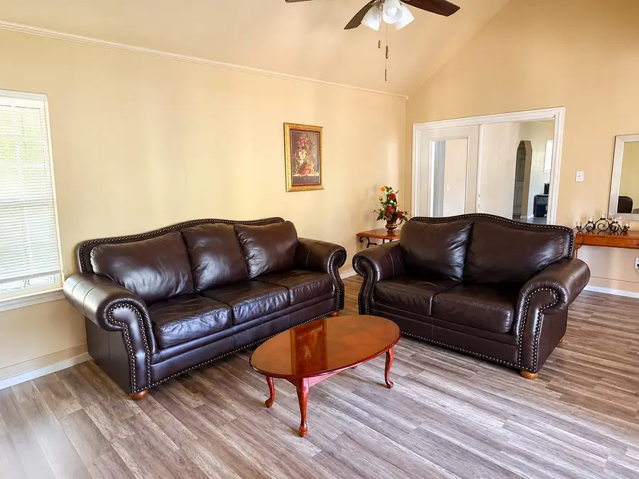 328 W Pietzsch St, Bartlett, TX 76511 - #3