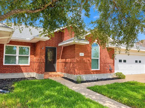 831 Whispering Oaks Drive, Giddings, TX 78942