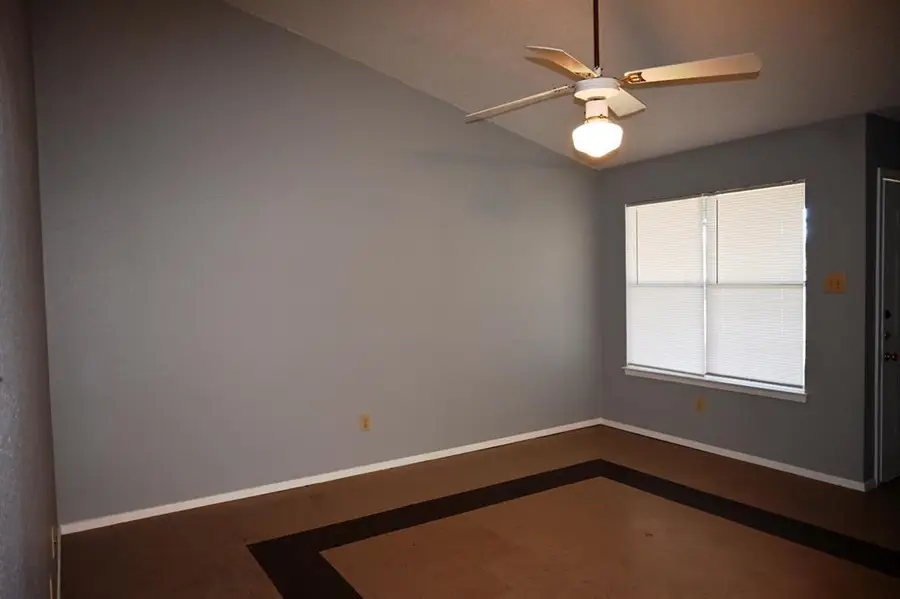 817 Lexington Rd, Elgin, TX 78621 - #2