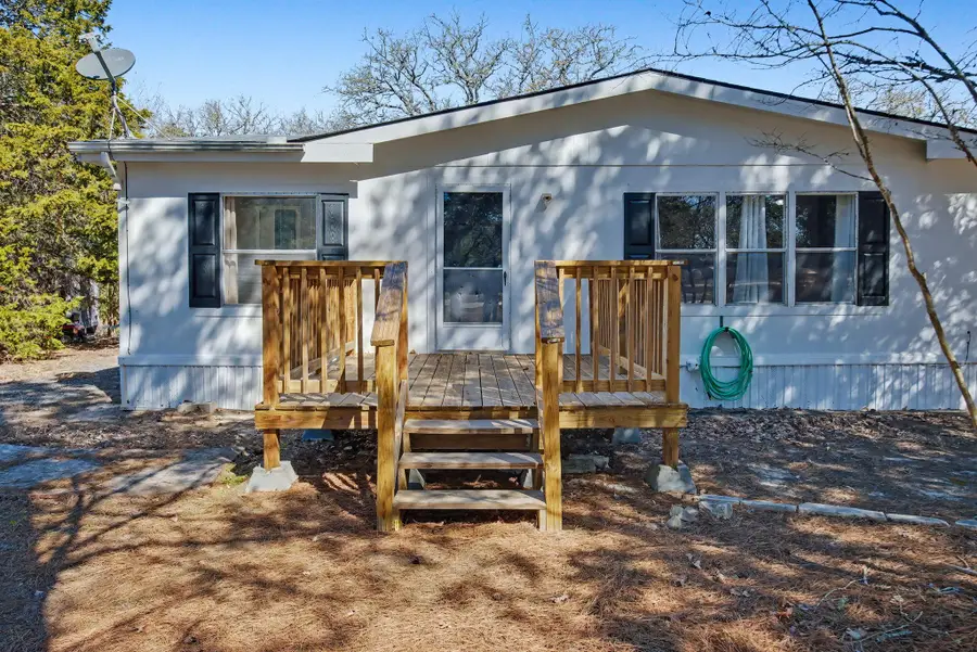 182 Wayside Ct, Elgin, TX 78621 - #2