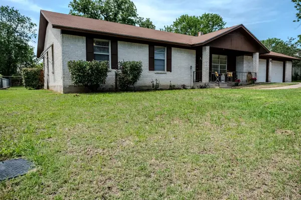 210 Loesch Dr, Elgin, TX 78621