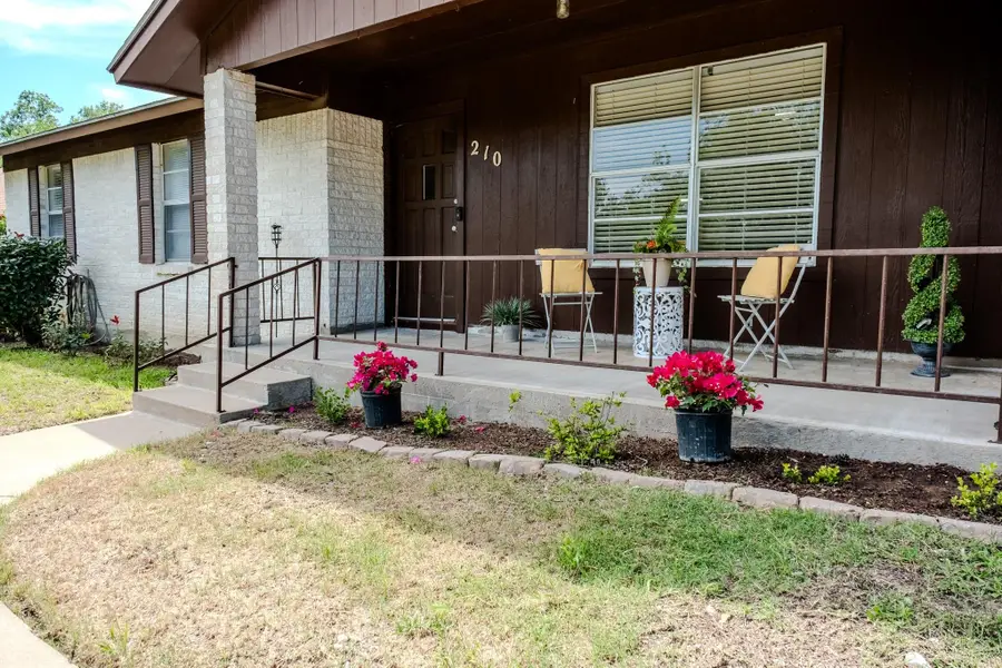 210 Loesch Dr, Elgin, TX 78621 - #2