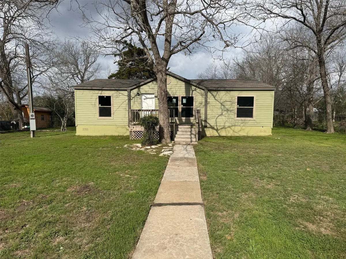 118 W 8th St, Flatonia, TX 78941 - #1