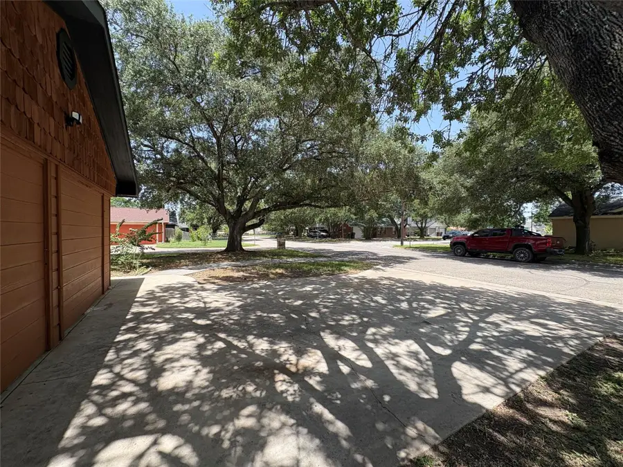 1009 Bowie St, Lockhart, TX 78644 - #2