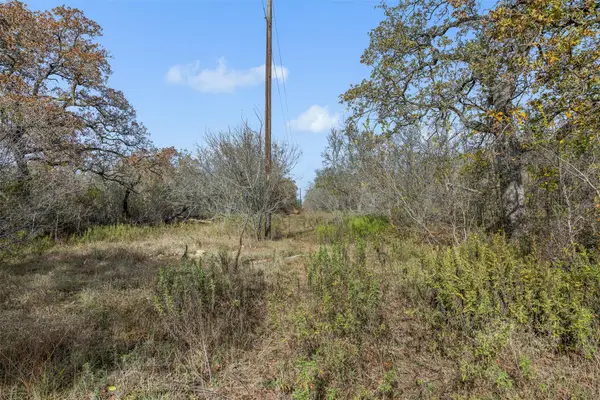 800 Bugtussle Ln, Luling, TX 78648