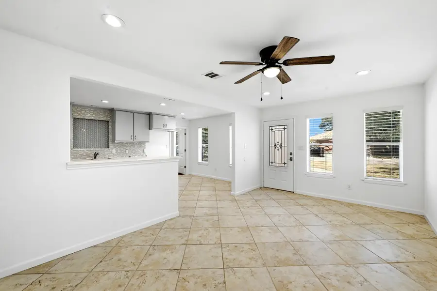 407 Magnolia St, Bastrop, TX 78602 - #3