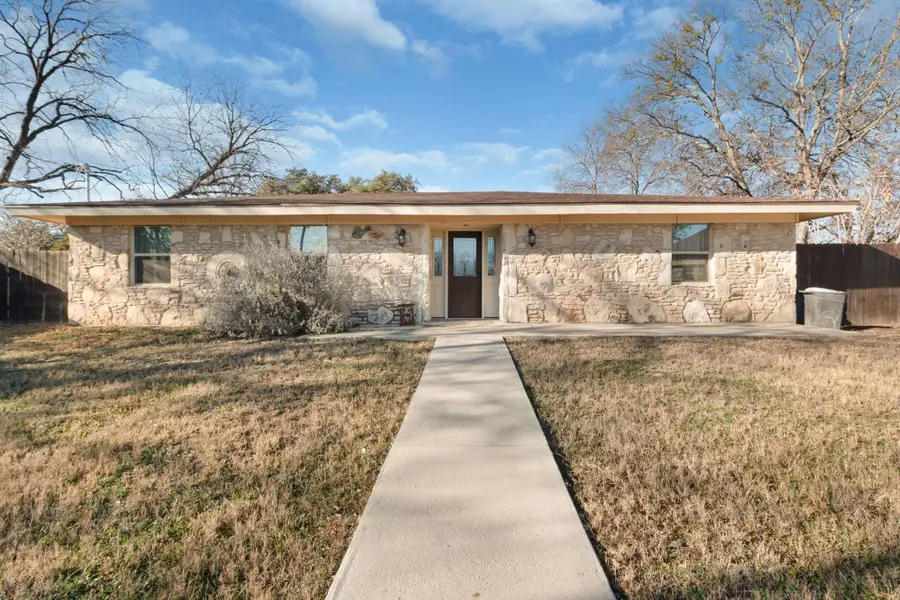 801 1/2 E Avenue C, Lampasas, TX 76550 - Image #2