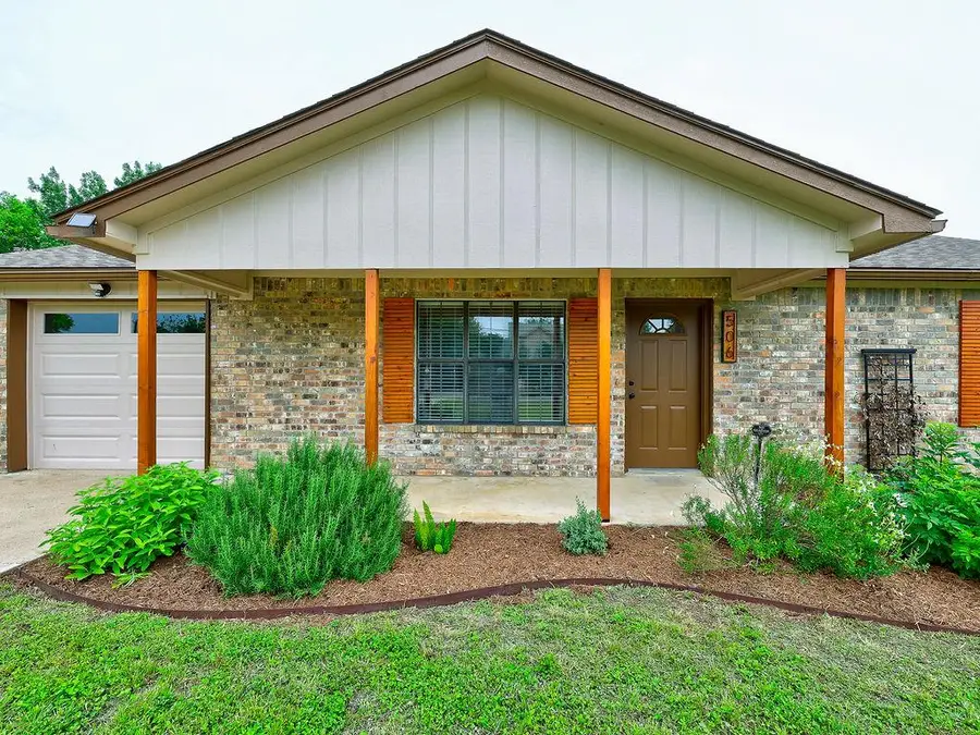 506 West St, Hutto, TX 78634 - #2