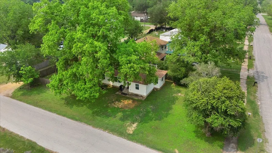 608 Washington St, Smithville, TX 78957 - #2