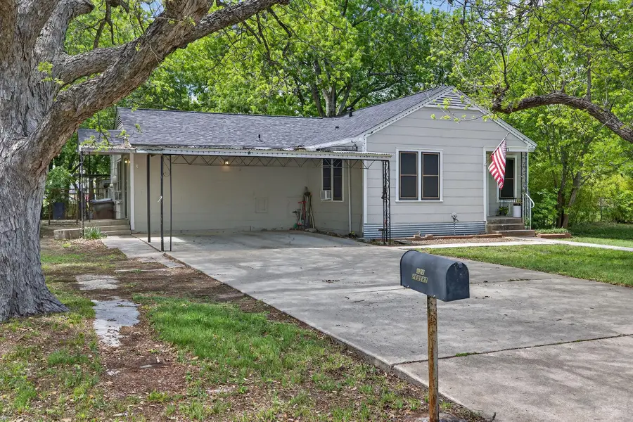 621 S Main St, Lockhart, TX 78644 - #2