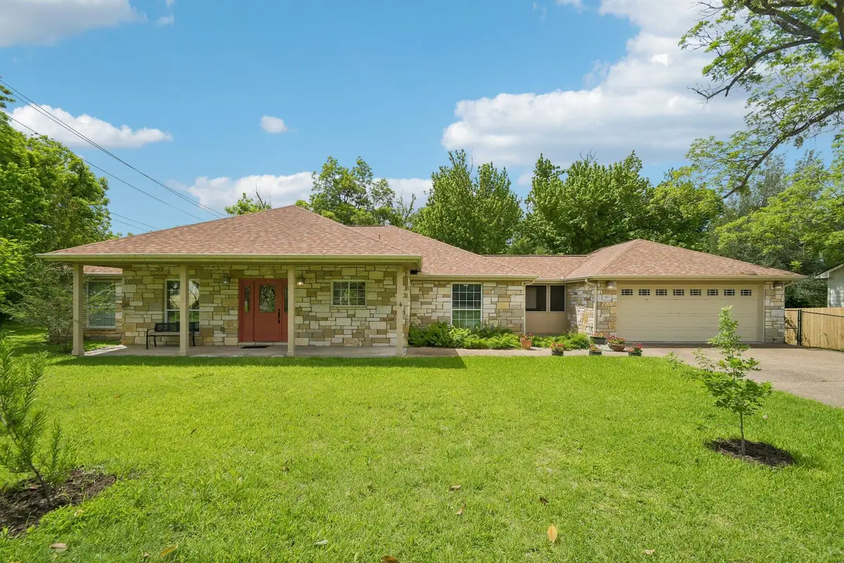 307 W 4th St, Elgin, TX 78621 - #1