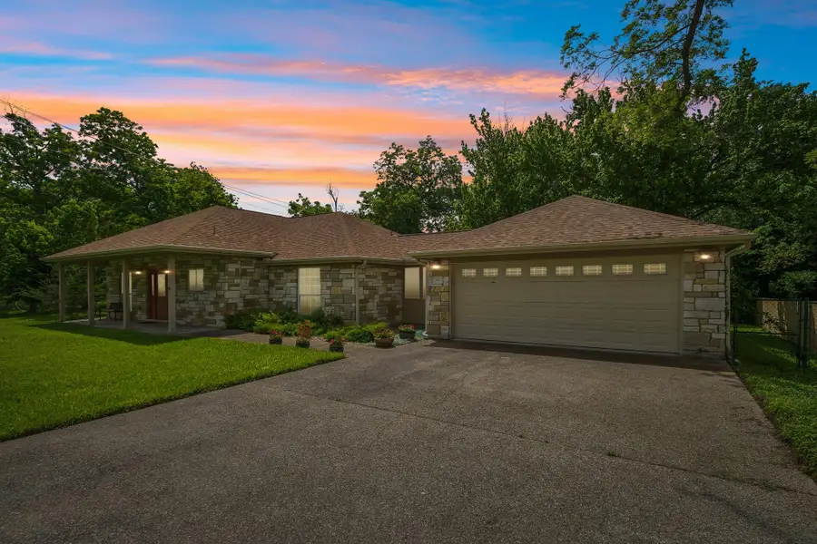 307 W 4th St, Elgin, TX 78621 - #3