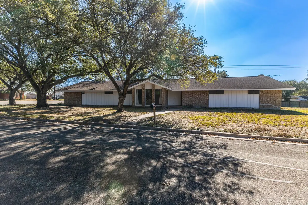 202 Kallus St, Schulenburg, TX 78956 - Image #1