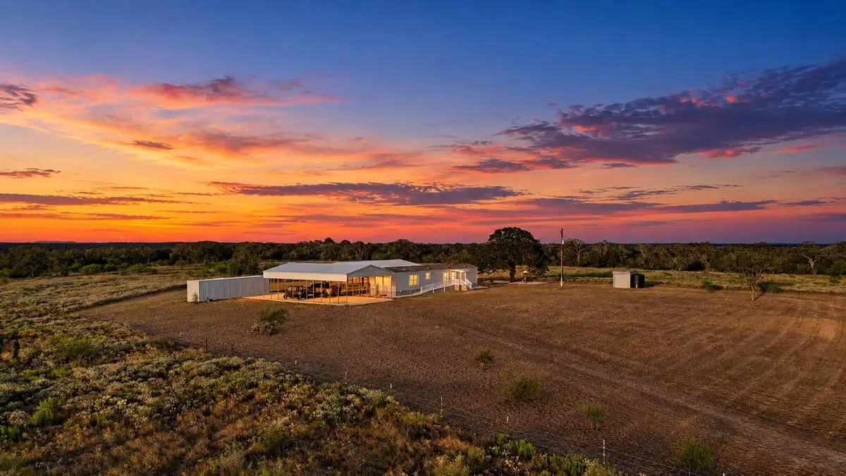 859 Lakey Rd, Nixon, TX 78140 - #1