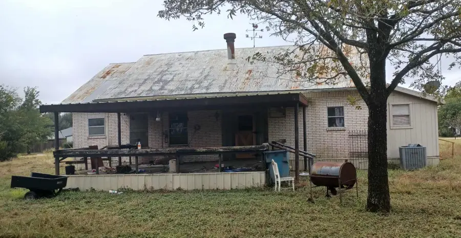 215 N 8th St, Lott, TX 76656 - Image #2