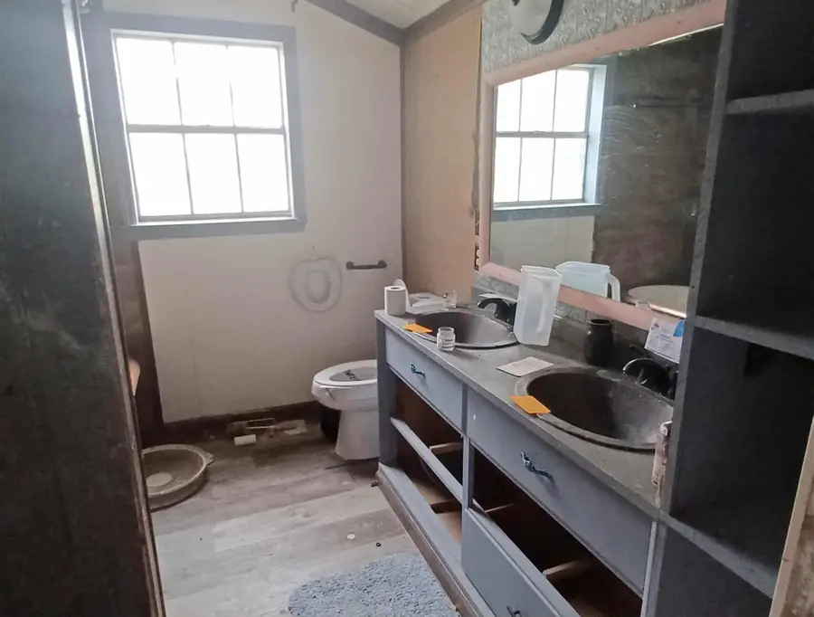 215 N 8th St, Lott, TX 76656 - Image #3