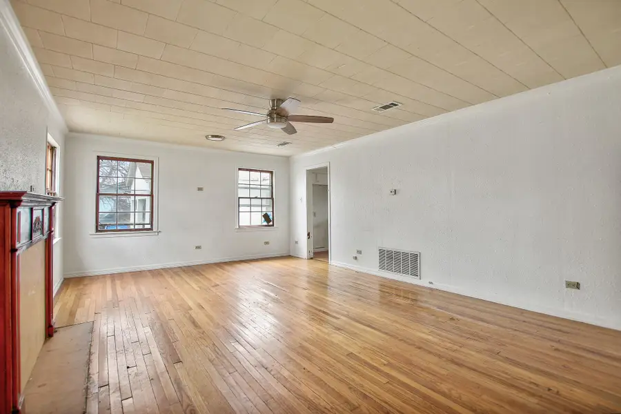 921 W 5th St, Taylor, TX 76574 - #3