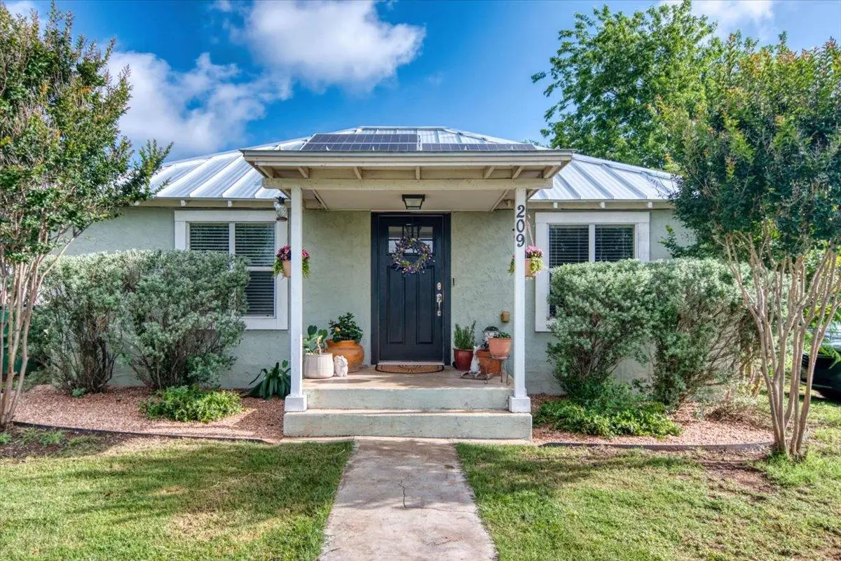 209 E Houston St, Llano, TX 78643 - #1