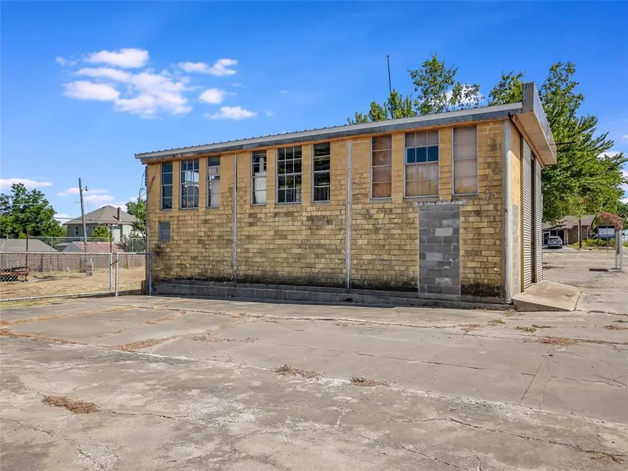 1018 N Main St, Taylor, TX 76574 - #2