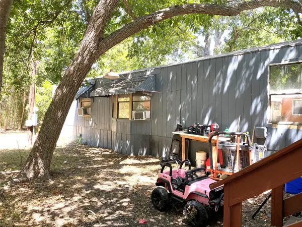 410 W North St, Kyle, TX 78640