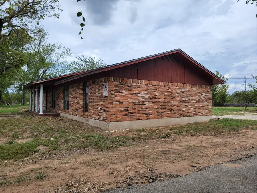 803 E 2nd St, Elgin, TX 78621 - #3