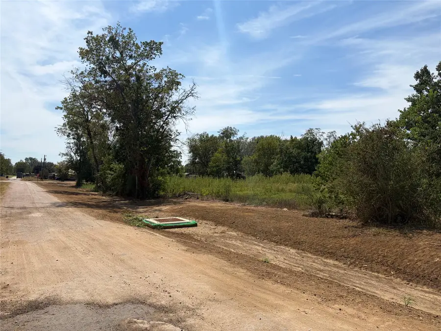 749 Caldwell St, Lexington, TX 78947 - #2