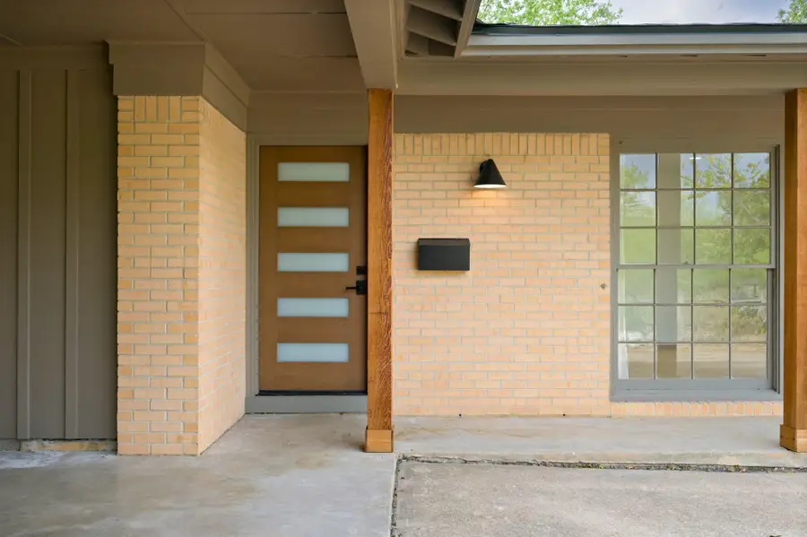 1811 Rogge Ln, Austin, TX 78723 - Image #2