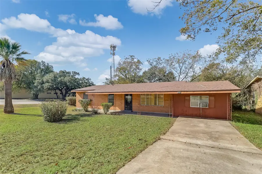 1012 N Water St, Burnet, TX 78611 - Image #2