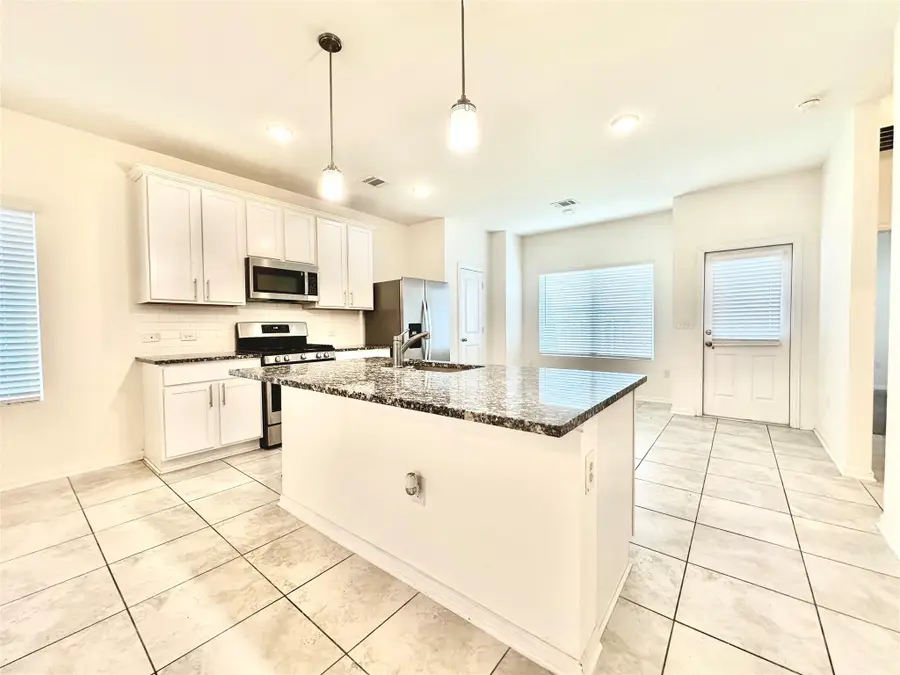 105 Eagle Lake Dr, Hutto, TX 78634 - Image #2