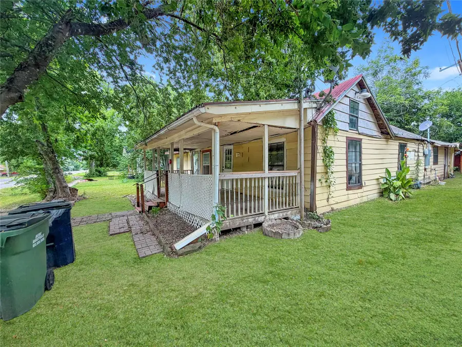303 N Lexington St, Holland, TX 76534 - #2