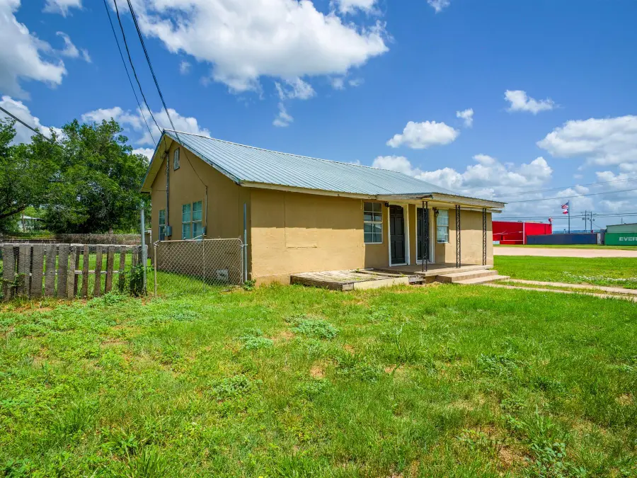 1004 Avon Ave, Llano, TX 78643 - #2