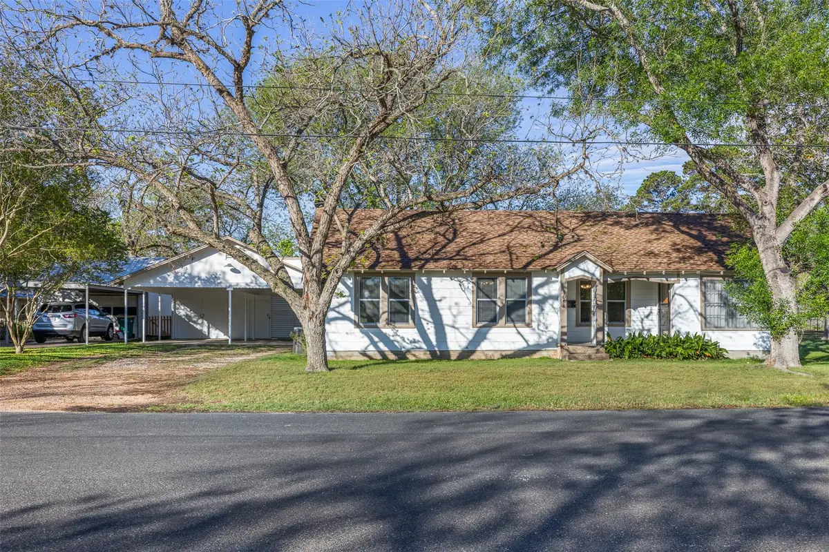 1014 S Madison St, La Grange, TX 78945 - #1