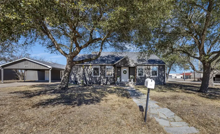 1479 E Hempstead St, Giddings, TX 78942 - #2
