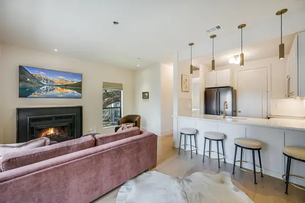 802 S 1st St #207, Austin, TX 78704