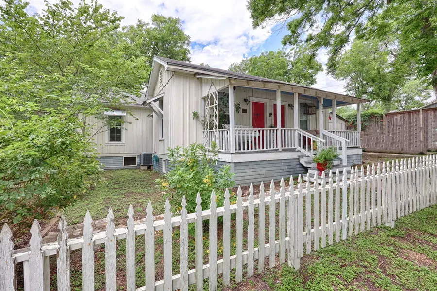 307 W Market St, Fayetteville, TX 78940 - #2