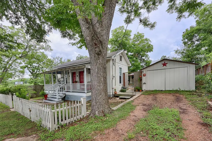 307 W Market St, Fayetteville, TX 78940 - #3