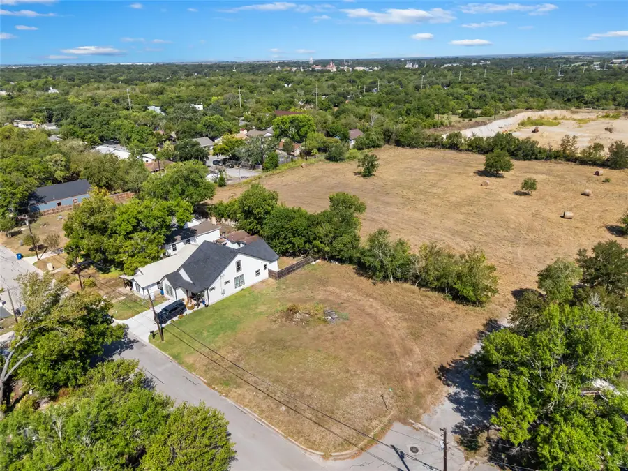 915 Torres St, Lockhart, TX 78644 - #2