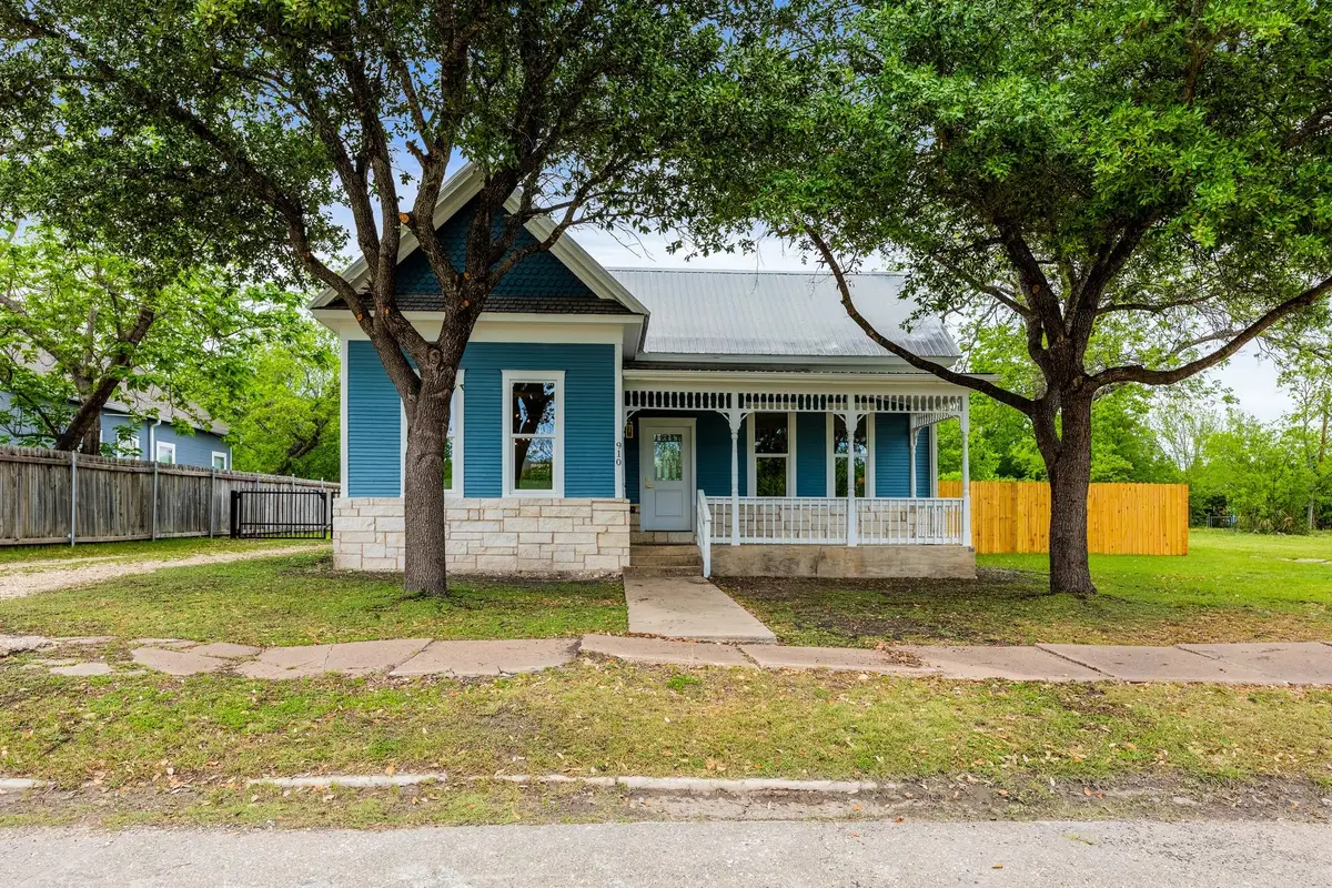 910 W 4th St, Taylor, TX 76574 - #1
