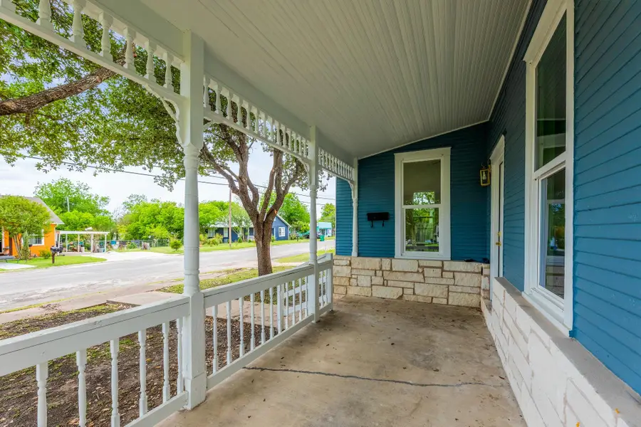 910 W 4th St, Taylor, TX 76574 - #2