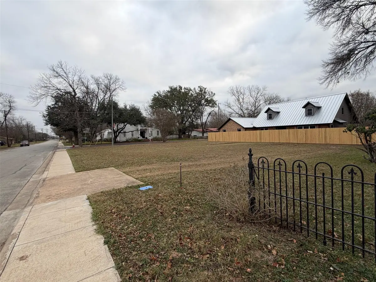 501 Elm St, Bastrop, TX 78602 - #1