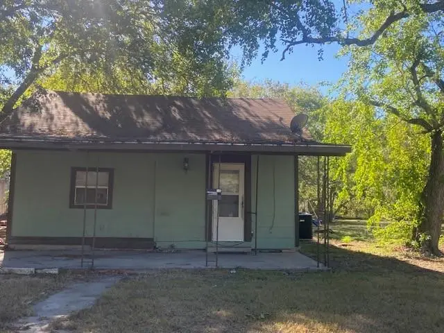 523 S Rio Grande St, Lockhart, TX 78644 - #1