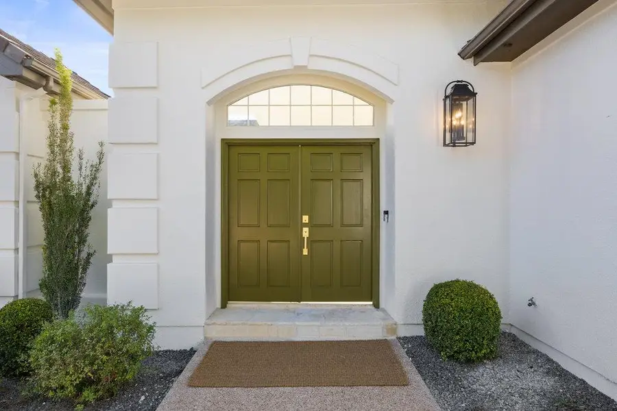 6 Radnor Dr, The Hills, TX 78738 - Image #3