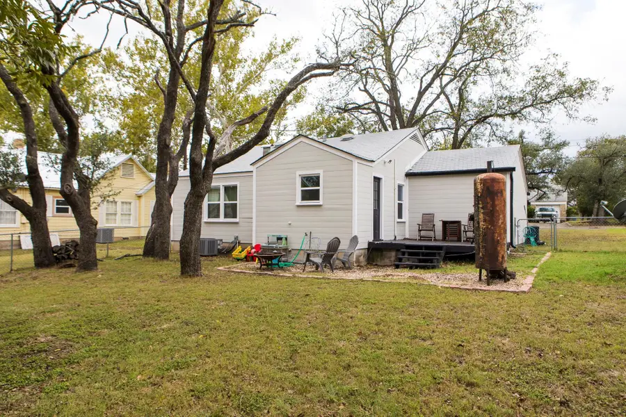 205 S Porter St, Lampasas, TX 76550 - #3