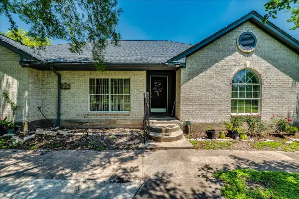 123 Crossroads Dr, Dale, TX 78616