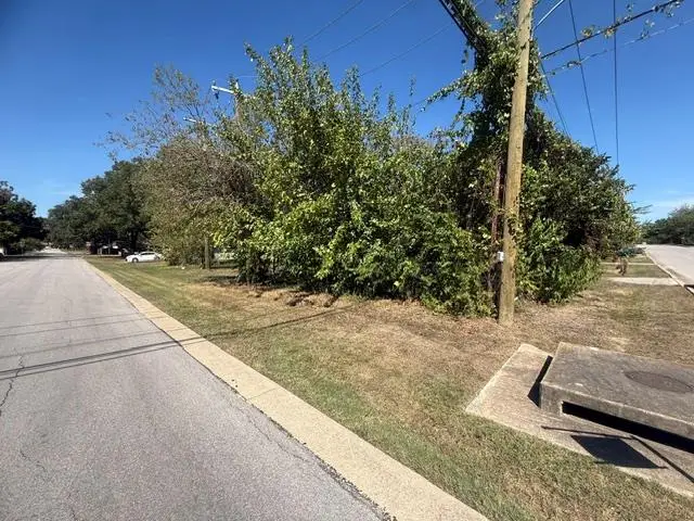 402 E Liberty Ave, Round Rock, TX 78664 - #1