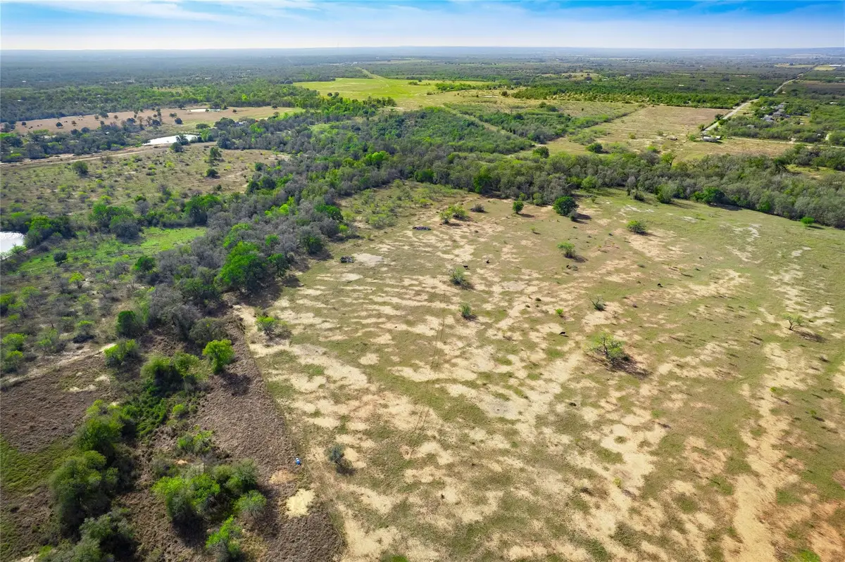 000 Bugtussle Ln, Luling, TX 78648 - Image #1