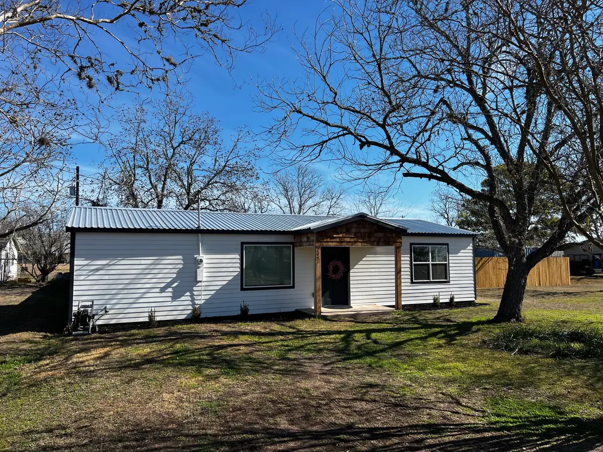 205 E Train St, Ellinger, TX 78938 - #1