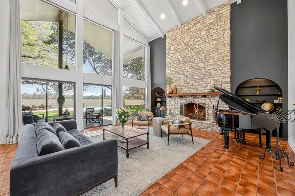 201 S Contour Dr, Gonzales, TX 78629